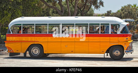 L'ancien bus de Malte, qui est maintenant une chose du passé et considéré avec une profonde nostalgie Banque D'Images