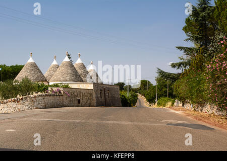 Trulli dans la campagne de la vallée d'itria Banque D'Images