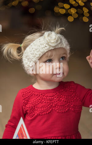 Petite fille en robe bandeau tricot et à Noël Banque D'Images