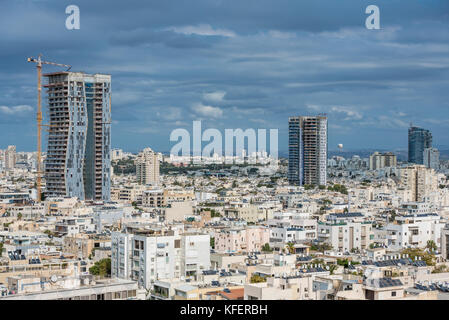 Israël, Tel Aviv - 28 octobre 2017 : rues de la région de Tel Aviv. Tel Aviv est connue pour son développement récent comme un noeud dans les immeubles de grande hauteur en raison Banque D'Images