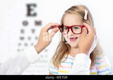 Enfant à la vue des yeux test. petit enfant sélection de lunettes à la mesure de la vue de l'opticien. magasin aux écoliers. oculaire pour les enfants. médecin performin Banque D'Images