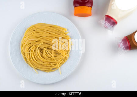 Spaghetti avec du ketchup mayonnaise sur fond blanc Banque D'Images