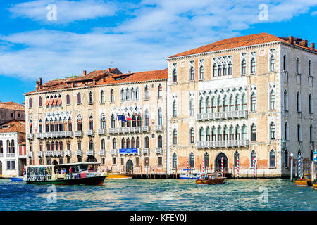 Un vaporetto sur le Grand Canal à Venise, Italie Banque D'Images