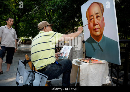 L'artiste peint un portrait du dirigeant chinois Mao Zedong dans le parc dans le parc de la ville de Guilin, province du Guangxi, Chine Banque D'Images