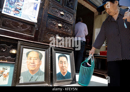 Portrait du leader chinois Mao Zedong et une vieille commode dans une boutique dans une rue de Shanghai, Chine Banque D'Images