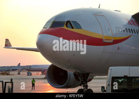 Un Airbus A330-243 avion du passager avec la queue numéro B-6116 de la compagnie aérienne chinoise Hainan Airlines se prépare à décoller sur la piste de Sheremetye Banque D'Images