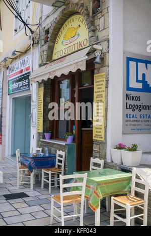 Les tavernes à la promenade du port de Naxos-ville, l'île de Naxos, Cyclades, Mer Égée, Grèce Banque D'Images