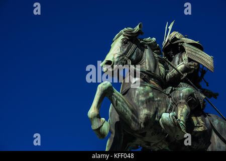 Kusunoki masashige samurai statue équestre en bronze érigée en 1897 dans le centre de Tokyo (avec copie espace) Banque D'Images