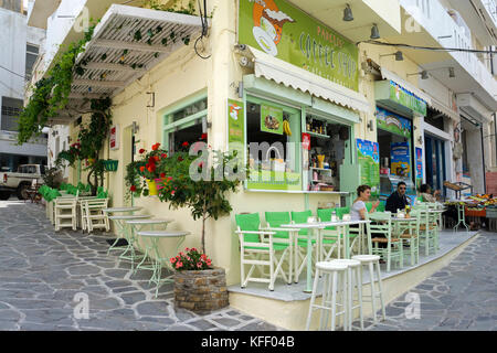 Les tavernes à la promenade du port de Naxos-ville, l'île de Naxos, Cyclades, Mer Égée, Grèce Banque D'Images