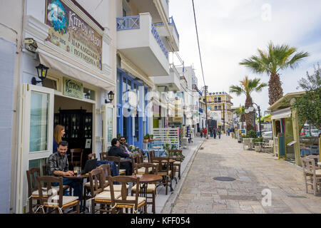 Les tavernes à la promenade du port de Naxos-ville, l'île de Naxos, Cyclades, Mer Égée, Grèce Banque D'Images