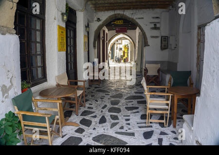 Passerelle sur un alley, vieille ville de Naxos-ville, l'île de Naxos, Cyclades, Mer Égée, Grèce Banque D'Images