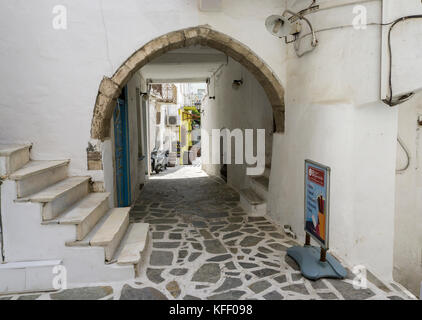 Passerelle sur un alley, vieille ville de Naxos-ville, l'île de Naxos, Cyclades, Mer Égée, Grèce Banque D'Images