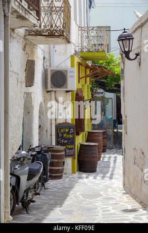 Ruelle typique dans la vieille ville de Naxos-ville, l'île de Naxos, Cyclades, Mer Égée, Grèce Banque D'Images