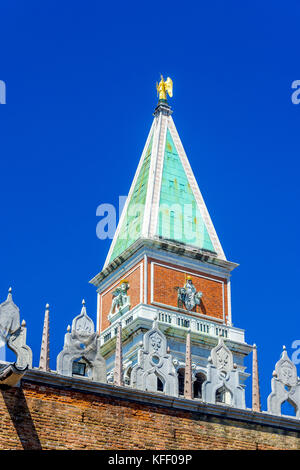 Clocher de la place Saint-Marc à Venise, en Italie, vu de l'intérieur du Palais des Doges. Banque D'Images