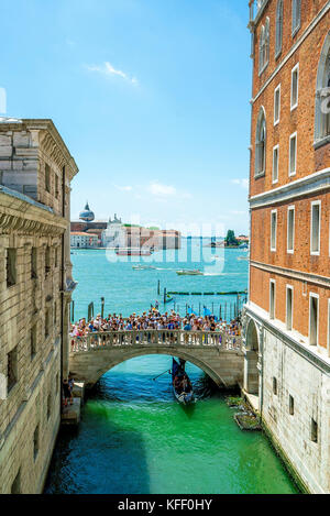 Les touristes se frayent sur le Ponte della Paglia pour une bonne vue du Pont de Sigh qui fait partie du Palais des Doges à Venise, en Italie Banque D'Images