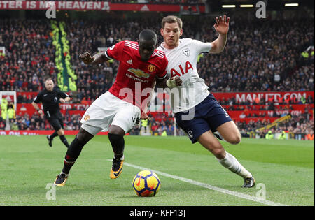 Eric Bailly (à gauche) de Manchester United et Jan Vertonghen de Tottenham Hotspur se disputent le ballon lors du match de la Premier League à Old Trafford, Manchester. Banque D'Images