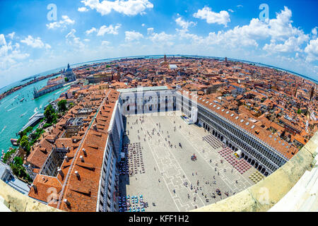 Vue aérienne de la place Saint-Marc (Piazza San Marco) à Venise, Italie.Perspective de l'objectif fisheye. Banque D'Images