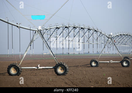 Système de gicleurs du pivot central de l'agriculture sur le terrain Banque D'Images