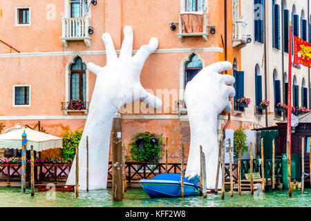 Une sculpture de mains blanches géantes de l'artiste Lorenzo Quinn pour souligner la dévastation du changement climatique lors de la Biennale 2017 à Venise, en Italie. Banque D'Images