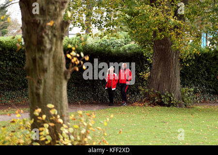 Les fans de Bournemouth se rendent au sol avant le match de la Premier League au stade Vitality, à Bournemouth. Banque D'Images