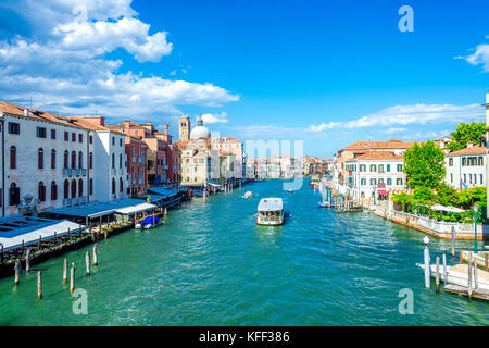 Un vaporetto sur le Grand Canal à Venise, Italie Banque D'Images