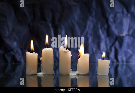 Ensemble de bougies d'éclairage avec le feu et la fumée sur beau fond sombre Banque D'Images