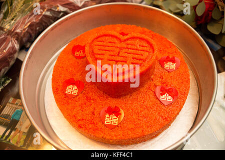 Gâteau de riz rouge traditionnelle dans une jolie boîte cadeau de palefreniers famille à brides famille dans la culture vietnamienne Banque D'Images