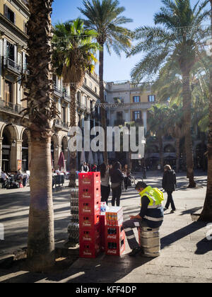 Barcelone, Espagne - 11 Nov 2016 : les touristes et habitants profitent de l'atmosphère paisible du matin à Barcelone Placa Reial au cœur de la Banque D'Images