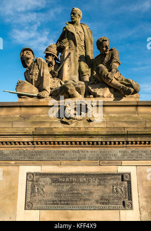 Kings Own Scottish Borderers Memorial Sculpture, North Bridge, Édimbourg, Écosse, Royaume-Uni par le sculpteur William Birnie avec inscription en pierre de fondation Banque D'Images