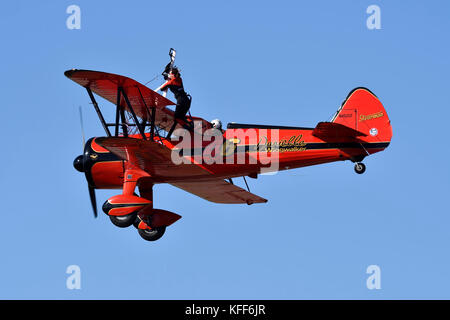 Wingwalker Danielle pendant le spectacle aérien Athens Flying week 2017 à Tanagra Air Force base, Grèce Banque D'Images