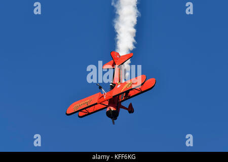 Wingwalker danielle durant la semaine de vol athènes air-show 2017 dans la base aérienne de tanagra, Grèce Banque D'Images