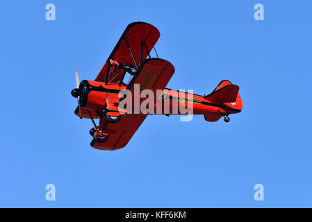 Wingwalker Danielle pendant le spectacle aérien Athens Flying week 2017 à Tanagra Air Force base, Grèce Banque D'Images