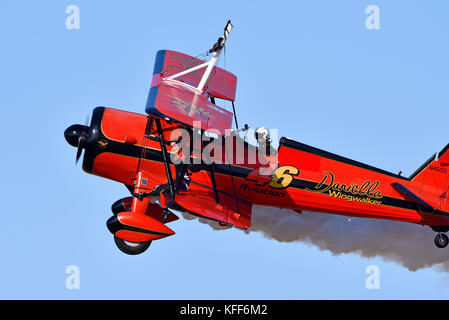 Wingwalker danielle durant la semaine de vol athènes air-show 2017 dans la base aérienne de tanagra, Grèce Banque D'Images