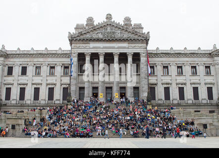 MONTEVIDEO, URUGUAY – 8 OCTOBRE 2017 : personnes dans l'escalier du palais législatif. Banque D'Images