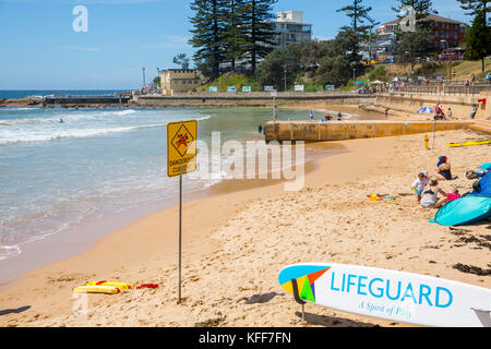 Sauvetage Surf lifeguard et les drapeaux sur la plage Pourquoi Dee sur plages du nord de Sydney, Nouvelle Galles du Sud, Australie Banque D'Images