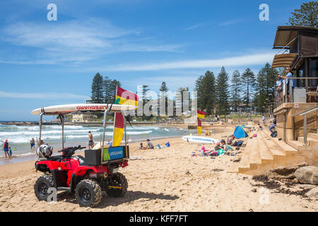 Sauvetage Surf lifeguard et les drapeaux sur la plage Pourquoi Dee sur plages du nord de Sydney, Nouvelle Galles du Sud, Australie Banque D'Images