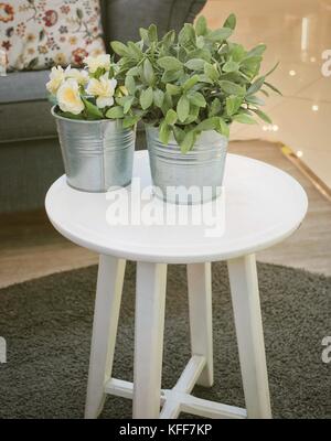 Roses damask artificiel ou rosa damascena fleurs de plantes vertes sur la table en bois blanc, décoration pour la maison et le bureau sans l'attention. Banque D'Images