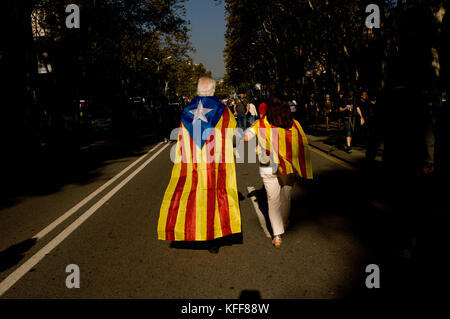 Barcelone, Espagne. 27 oct, 2017 27 octobre 2017.. les gens enveloppés de estelada drapeau catalan et promenades à l'extérieur du parlement de Catalogne à Barcelone. crédit : jordi boixareu/Alamy live news Banque D'Images