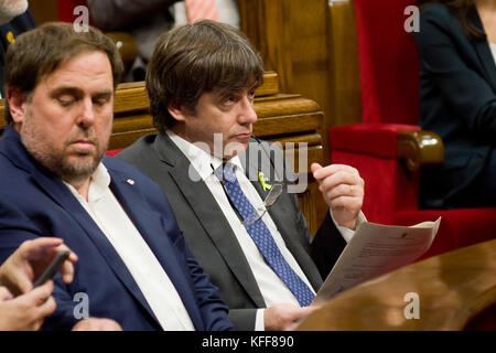 Barcelone, Catalogne, espagne. 27 oct, 2017. Le président catalan carles puigdemont assiste à la Chambre lors de la séance plénière du parlement de Catalogne La Catalogne. parlement régional a adopté une motion disant qu'ils sont en train d'établir une république indépendante de crédit : jordi catalane boixareu/Alamy live news Banque D'Images