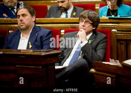 Barcelone, Catalogne, espagne. 27 oct, 2017. Le président catalan carles puigdemont assiste à la Chambre lors de la séance plénière du parlement de Catalogne La Catalogne. parlement régional a adopté une motion disant qu'ils sont en train d'établir une république indépendante de crédit : jordi catalane boixareu/Alamy live news Banque D'Images