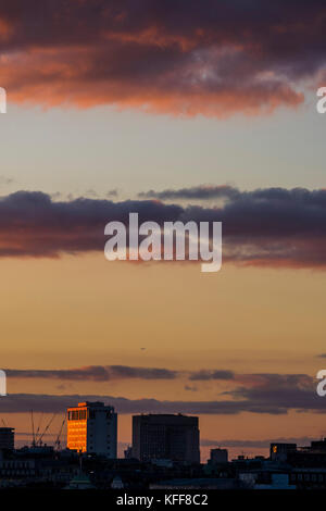 Londres, Royaume-Uni. 27 Oct, 2017. Le coucher de soleil sur la Tamise, vus de la Tate ModernLondon 27 Sep 2017. Crédit : Guy Bell/Alamy Live News Banque D'Images