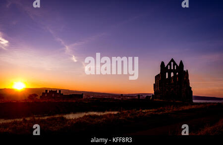 Whitby, UK. 27 octobre, 2017. Une soirée plus clair que l'abbaye de Whitby est allumé pour le week-end annuel de Whitby Goth. Whitby Abbey, un site du patrimoine mondial, a des liens avec le mythe de Dracula et de l'halloween. Bailey-Cooper Photo Photography/Alamy Live News Banque D'Images