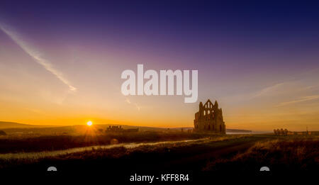 Whitby, UK. 27 octobre, 2017. Une soirée plus clair que l'abbaye de Whitby est allumé pour le week-end annuel de Whitby Goth. Whitby Abbey, un site du patrimoine mondial, a des liens avec le mythe de Dracula et de l'halloween. Bailey-Cooper Photo Photography/Alamy Live News Banque D'Images