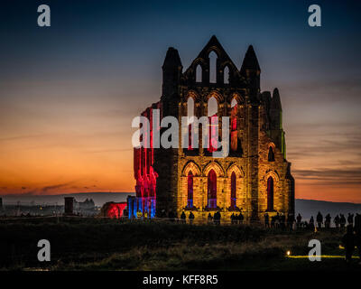 Whitby, UK. 27 octobre, 2017. Une soirée plus clair que l'abbaye de Whitby est allumé pour le week-end annuel de Whitby Goth. Whitby Abbey, un site du patrimoine mondial, a des liens avec le mythe de Dracula et de l'halloween. Bailey-Cooper Photo Photography/Alamy Live News Banque D'Images