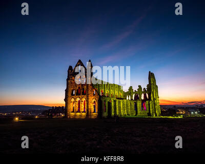 Whitby, UK. 27 octobre, 2017. Une soirée plus clair que l'abbaye de Whitby est allumé pour le week-end annuel de Whitby Goth. Whitby Abbey, un site du patrimoine mondial, a des liens avec le mythe de Dracula et de l'halloween. Bailey-Cooper Photo Photography/Alamy Live News Banque D'Images