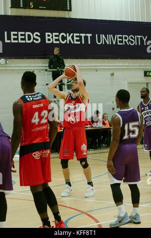 Leeds, Angleterre, 27 octobre 2017. michael de vigueur en prenant un tir libre pour bristol flyers contre leeds vigueur durant leur match bbl à Carnegie Hall de sport. crédit : Colin Edwards/Alamy live news. Banque D'Images