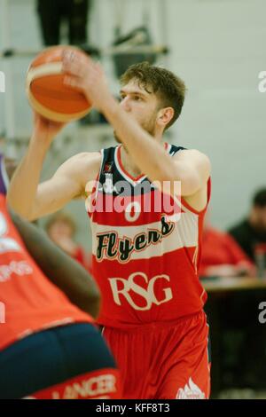 Leeds, Angleterre, 27 octobre 2017. Michael Vigor prend un lancer franc pour les Flyers de Bristol contre Leeds Force lors de leur match BBL au Carnegie Sports Hall. Crédit : Colin Edwards/Alamy Live News. Banque D'Images