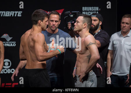 Sao Paulo, Sao Paulo, Brésil. 27 Oct, 2017. Adversaires Demian Maia du Brésil et COLBY COVINGTON des États-Unis face à face au cours de la pesée de l'UFC dans l'intérieur de l'événement Ginásio do Ibirapuera à Sao Paulo, Brésil. Credit : Paulo Lopes/ZUMA/Alamy Fil Live News Banque D'Images