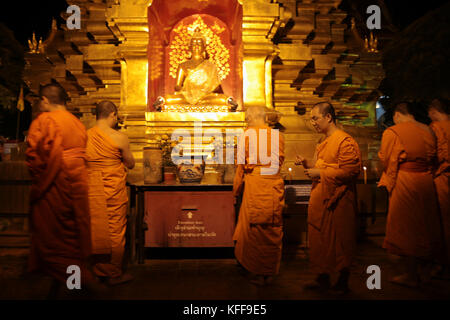 Chiang mai Thaïlande 28 octobre 2017 fidèles de prier pour le roi de la Thaïlande ,certaines vêtu de noir blanc ,les deux autres couleurs sont acceptés dans la société thaïlandaise que les couleurs de deuil,qui doit être portée par tous les citoyens thaïlandais jusqu'à ce que le 30 octobre, lors de la période officielle de deuil ou à venir et de fin@paul quezada-neiman/Alamy live news Banque D'Images