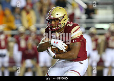 Alumni Stadium. 27 Oct, 2017. MA, USA, Boston College Eagles AJ running back Dillon (2) s'exécute avec le ballon lors de la NCAA football match entre Florida State Seminoles et Boston College Eagles à Alumni Stadium. Boston College défait 35-3 de l'État de Floride. Anthony Nesmith/CSM/Alamy Live News Banque D'Images